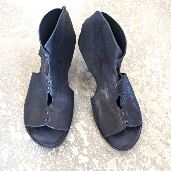 Cydwoq Vintage Leather Open Toe Booties - Picture 3 of 16